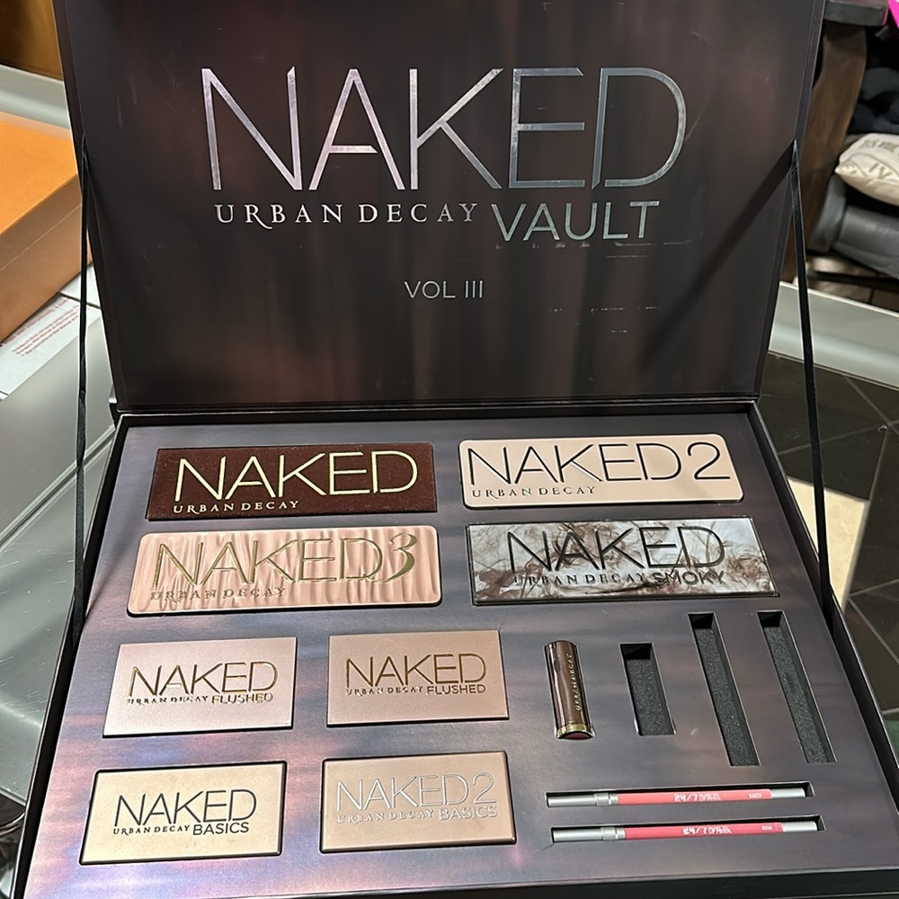 Urban Decay Vault— NAKED VOL III